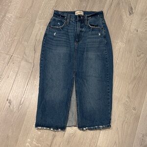 Universal Thread Distressed Dark Blue Women's Jean Skirt.